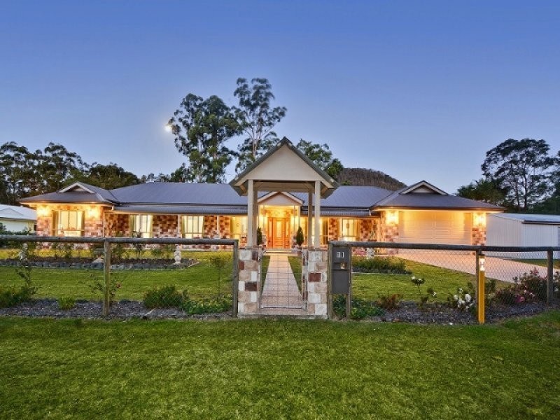 18 Otto Nothling Pl, Beerwah QLD 4519