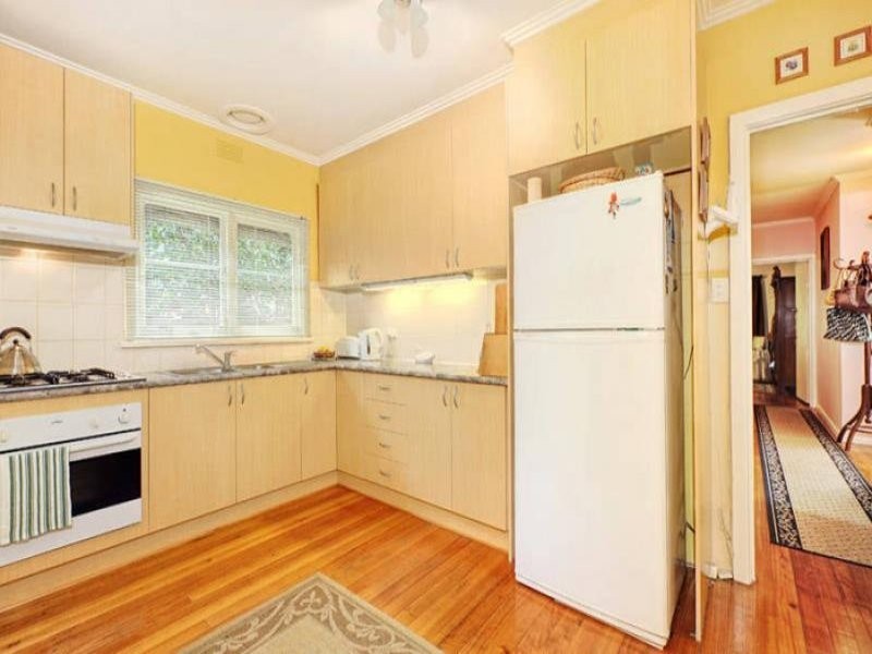 8 Lucille Avenue, Reservoir VIC 3073