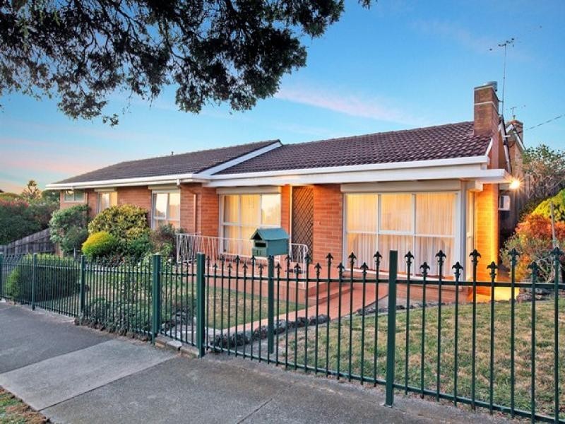 17 Golf Avenue, Kingsbury VIC 3083