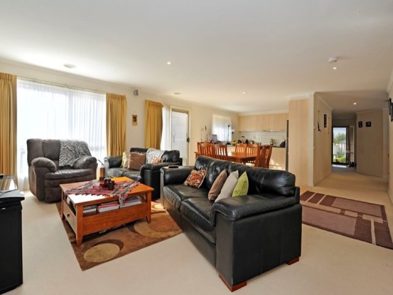 14 Regency Road, Roxburgh Park VIC 3064