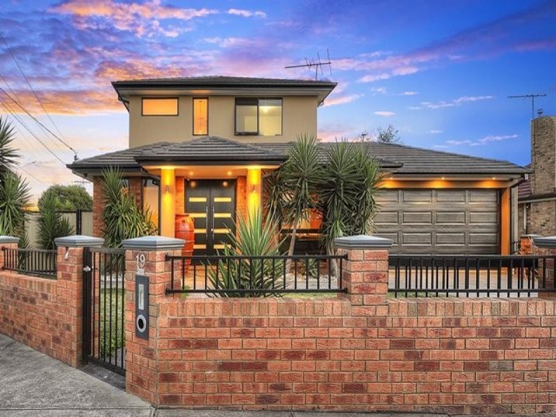 19 Dumbarton Street, Reservoir VIC 3073