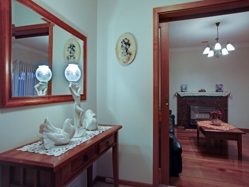 33 Hughes Parade, Reservoir VIC 3073