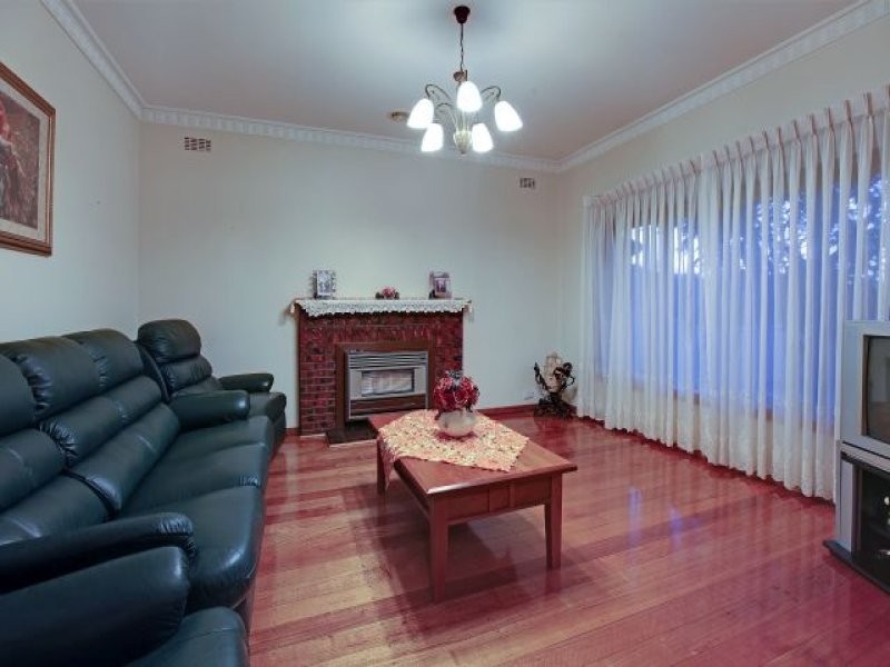 33 Hughes Parade, Reservoir VIC 3073