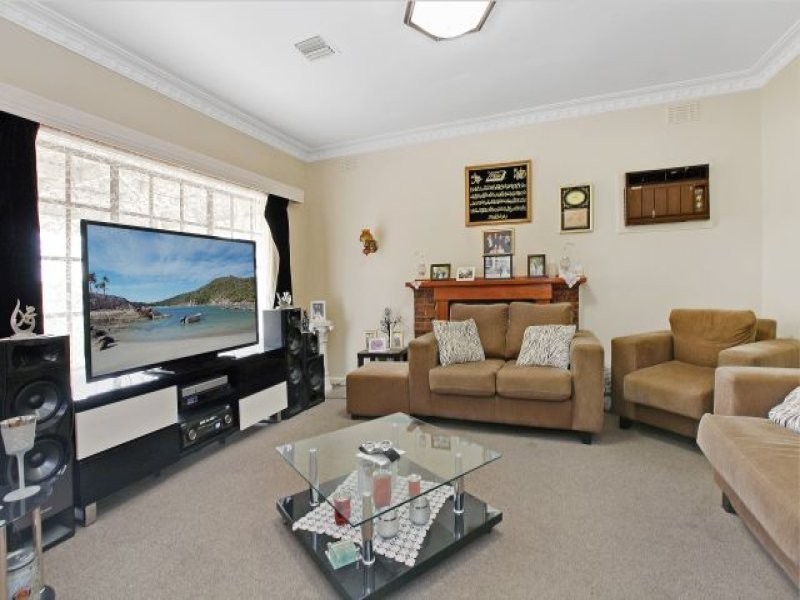 1 Dumbarton Street, Reservoir VIC 3073