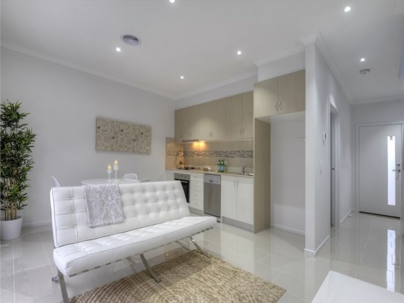 2/155 Rathcown Road, Reservoir VIC 3073