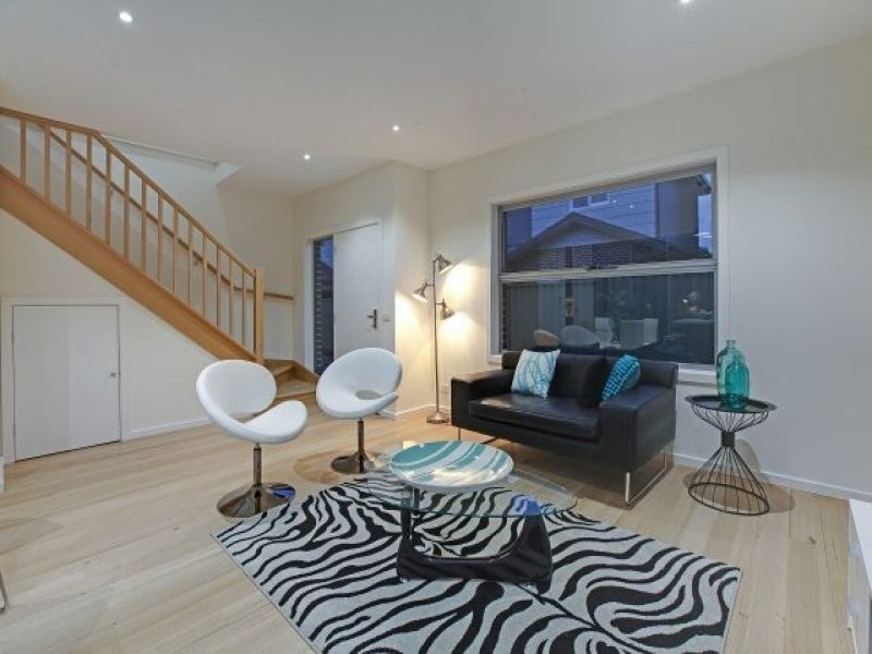 2/37 Purinuan Road, Reservoir VIC 3073