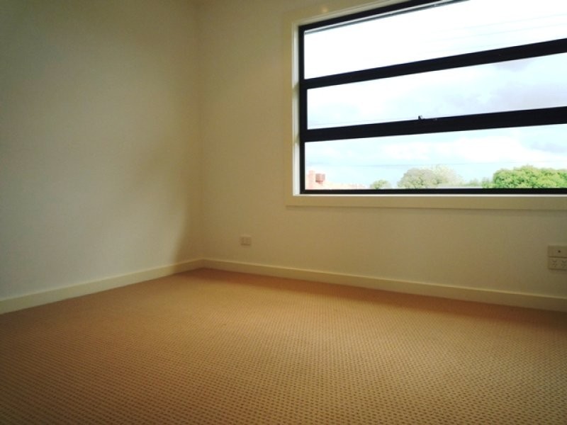 16B Pershing Street, Reservoir VIC 3073