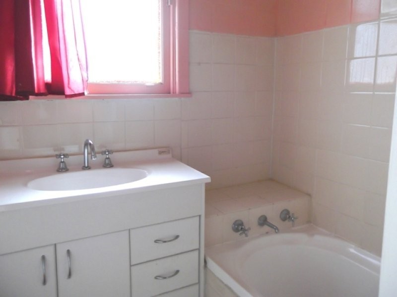 14 Charlton Crescent, Reservoir VIC 3073