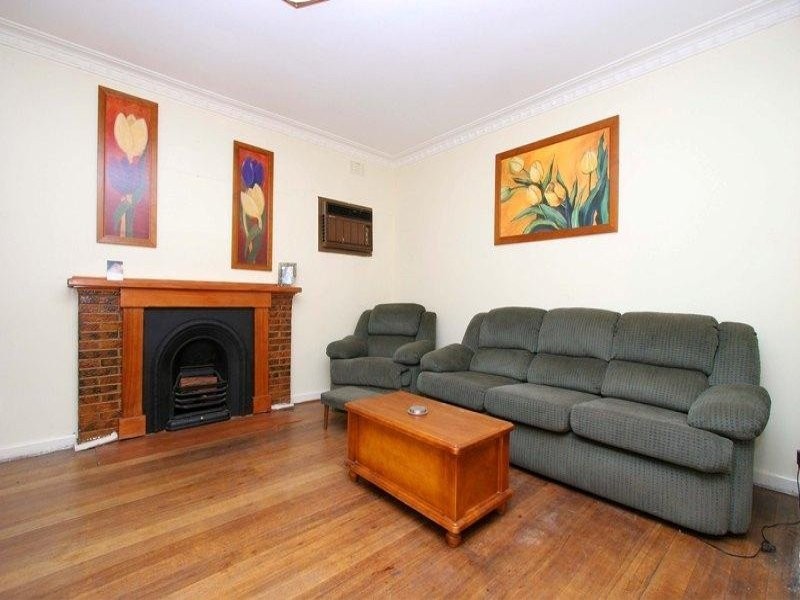 1 Dumbarton Street, Reservoir VIC 3073