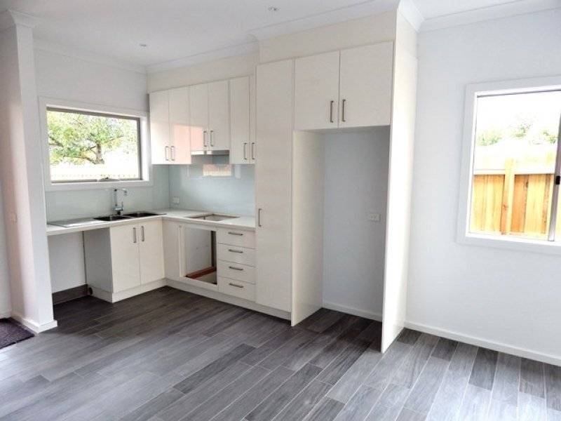 2/15 Cuthbert Road, Reservoir VIC 3073