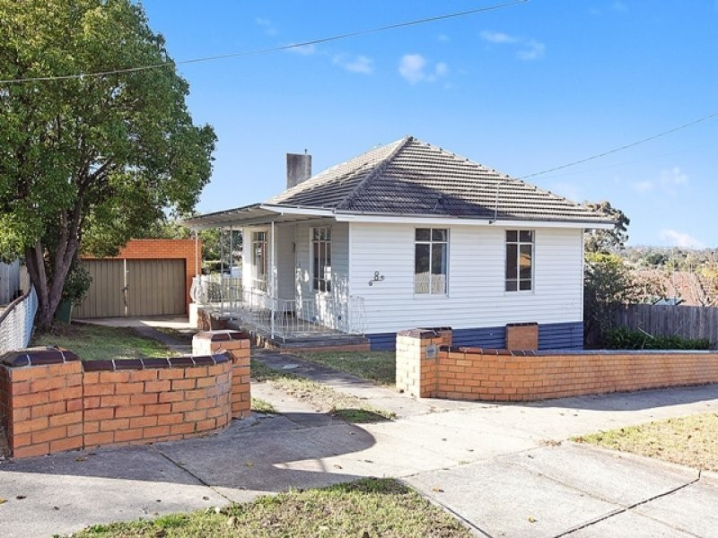 8 Oulton Crescent, Reservoir VIC 3073