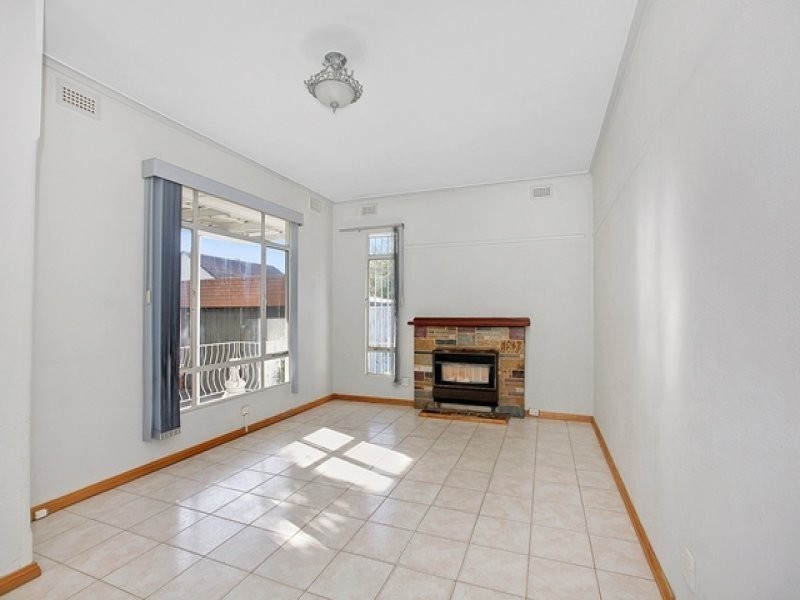 8 Oulton Crescent, Reservoir VIC 3073