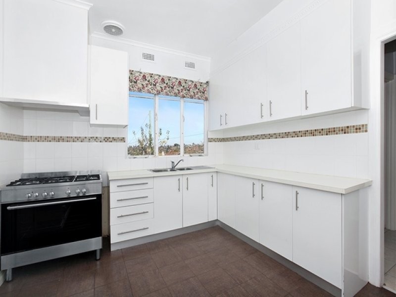 8 Oulton Crescent, Reservoir VIC 3073