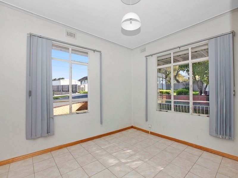 8 Oulton Crescent, Reservoir VIC 3073