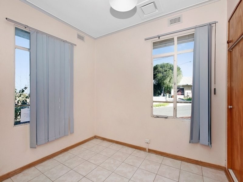 8 Oulton Crescent, Reservoir VIC 3073