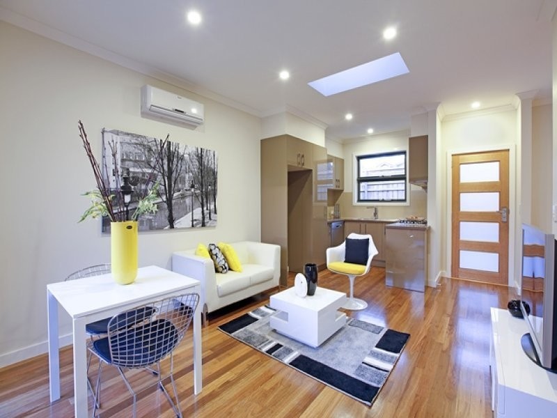 2/11 Jinghi Road, Reservoir VIC 3073