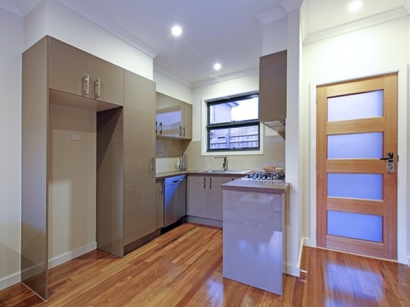 2/11 Jinghi Road, Reservoir VIC 3073