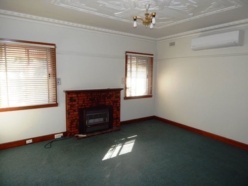 8 Palm Avenue, Reservoir VIC 3073