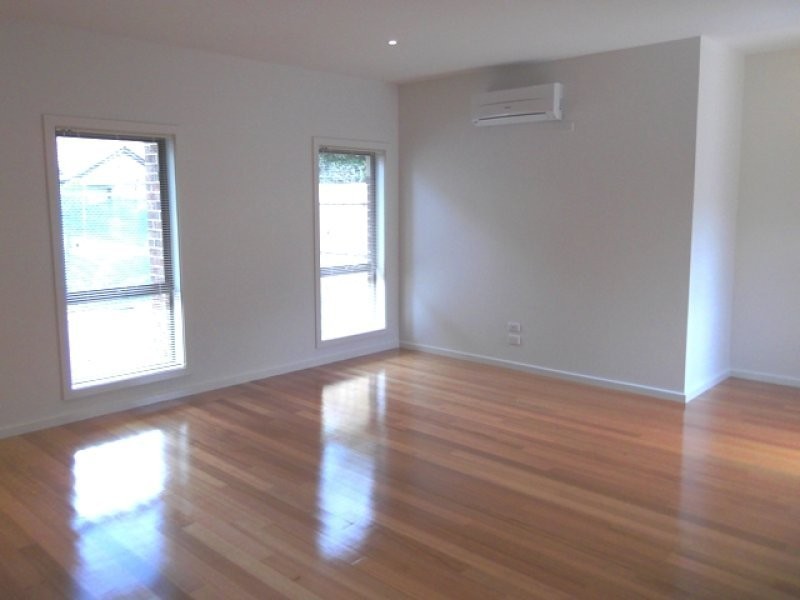 1/8A Henty Street, Reservoir VIC 3073
