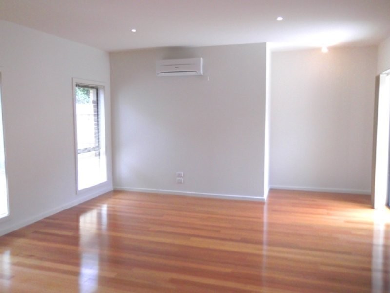1/8A Henty Street, Reservoir VIC 3073