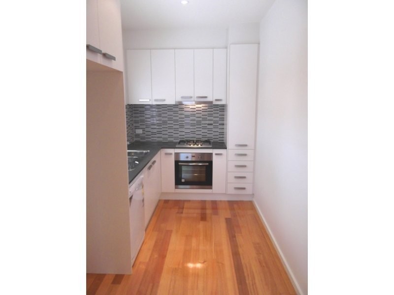1/8A Henty Street, Reservoir VIC 3073