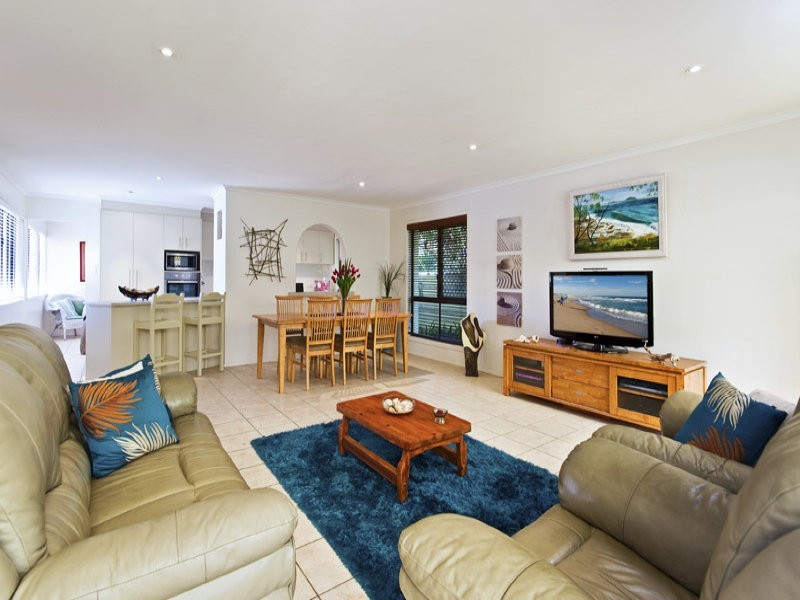 4 Oceanic Drive, Warana QLD 4575