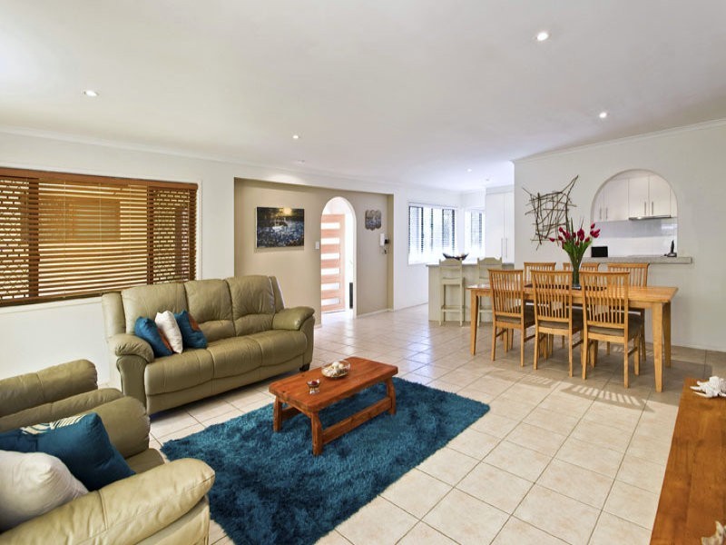 4 Oceanic Drive, Warana QLD 4575