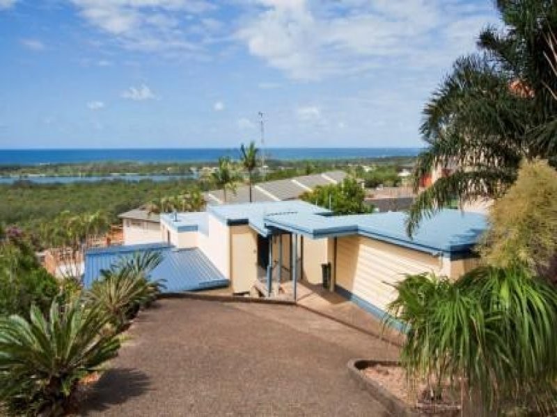 16 Walter Crescent, Banora Point NSW 2486