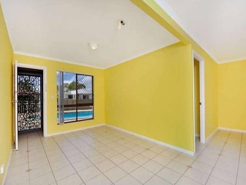 11 McIlwain Drive, Mermaid Waters QLD 4218