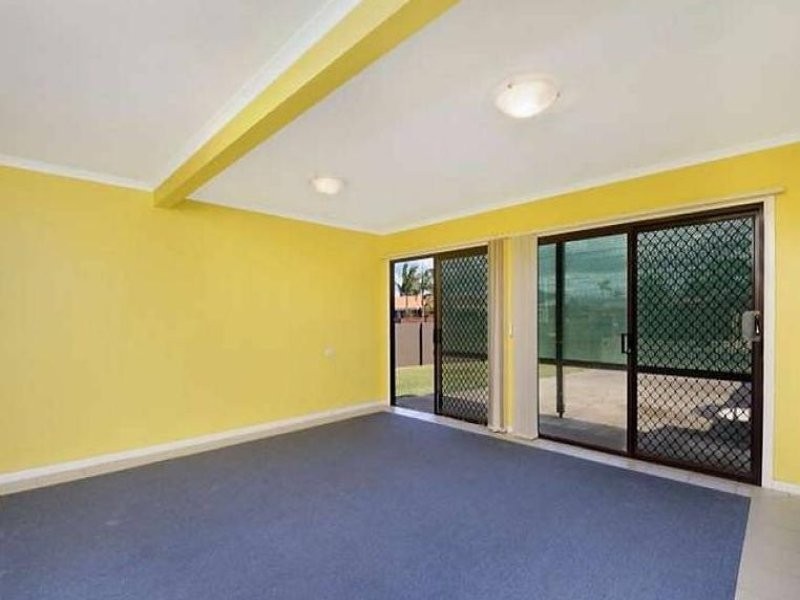 11 McIlwain Drive, Mermaid Waters QLD 4218