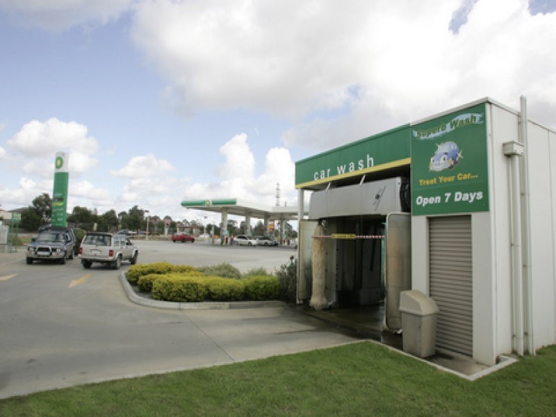 BP Cranbourne, 1-5 Monahans Road, Cranbourne West VIC 3977