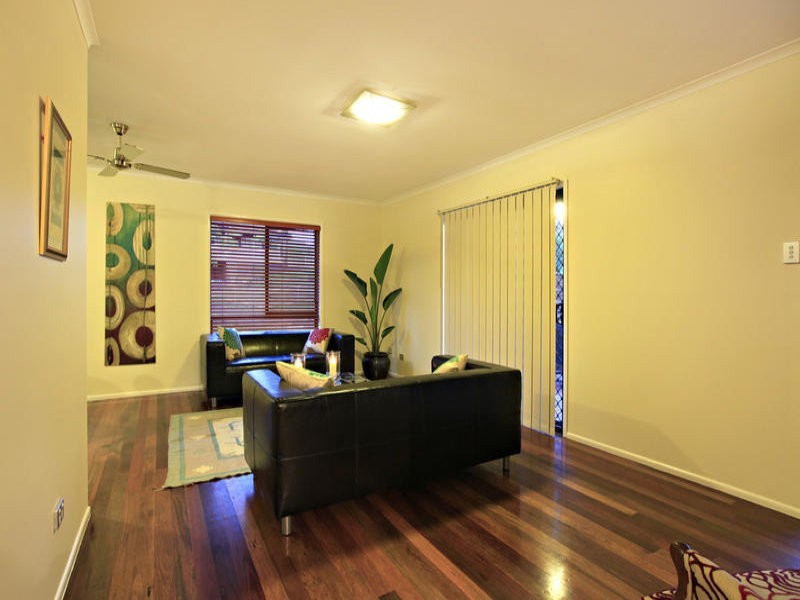 4 Robyn Street, Chapel Hill QLD 4069