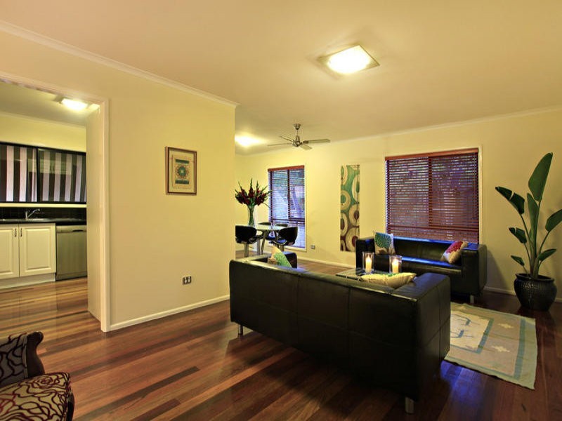 4 Robyn Street, Chapel Hill QLD 4069