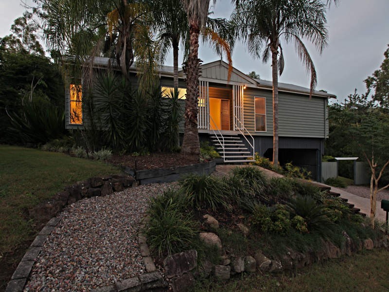 8 Torridon Close, Chapel Hill QLD 4069