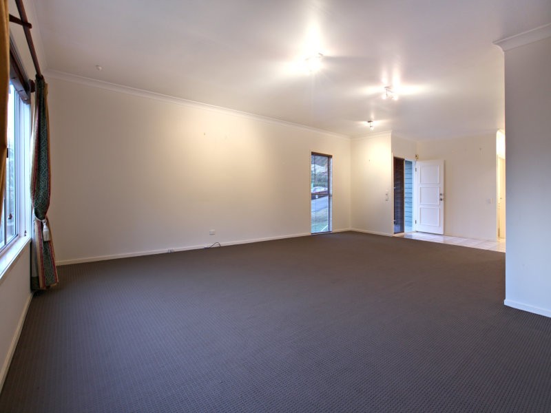 8 Torridon Close, Chapel Hill QLD 4069