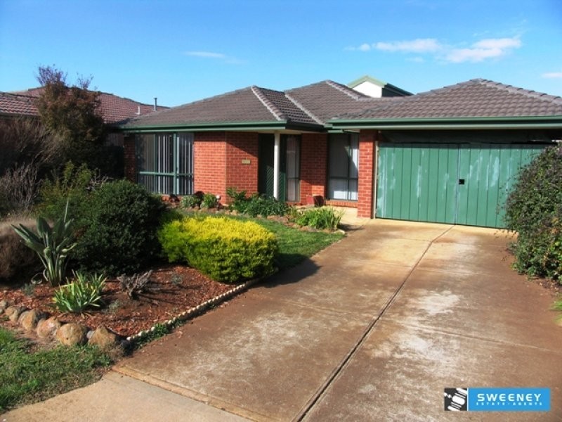 4 Cromwell Close, Melton South VIC 3338