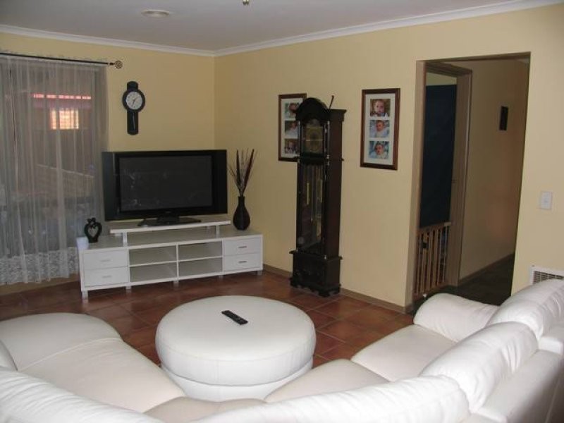 4 Cromwell Close, Melton South VIC 3338