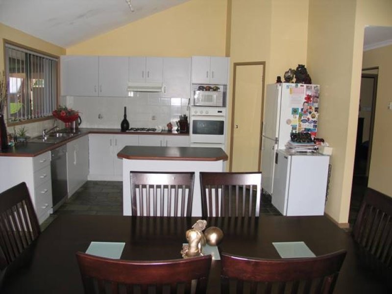 4 Cromwell Close, Melton South VIC 3338