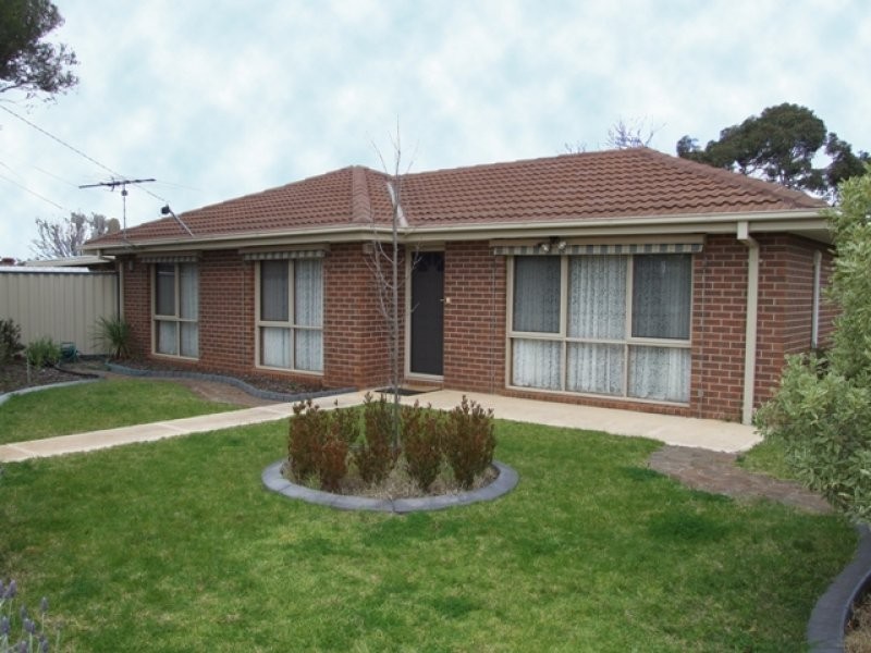 8 Sturt Road, Melton South VIC 3338