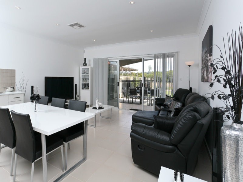 4 Northcote Walk, Mawson Lakes SA 5095