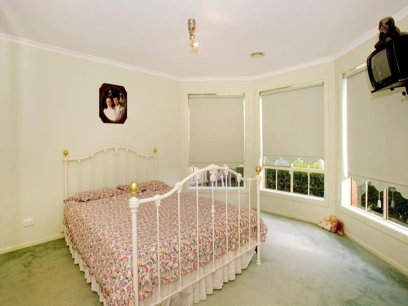 8 McCubbin Court, Corio VIC 3214