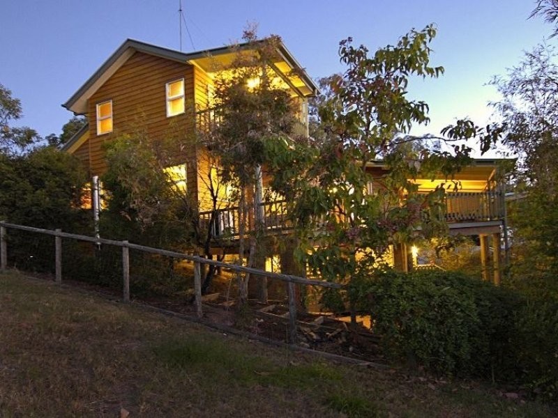 4 Woodgate Court, Ferny Hills QLD 4055