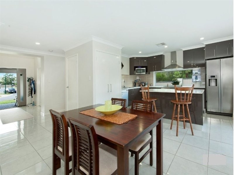 2 Lyrebird Cres, Upper Kedron QLD 4055