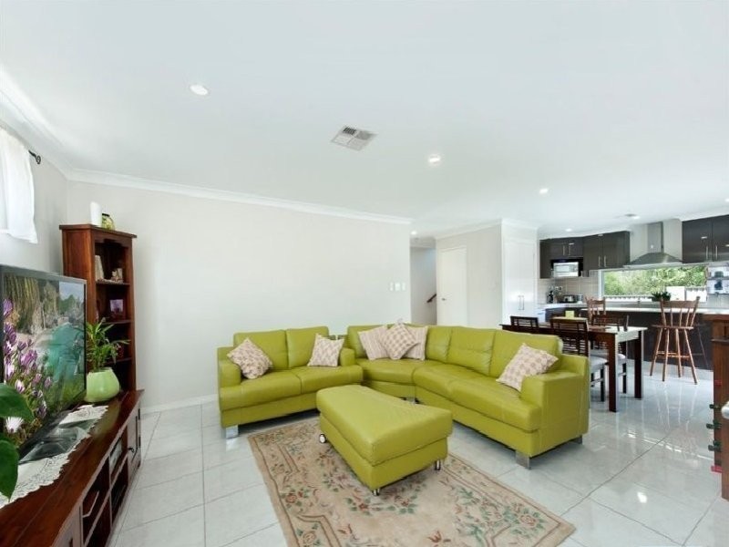 2 Lyrebird Cres, Upper Kedron QLD 4055