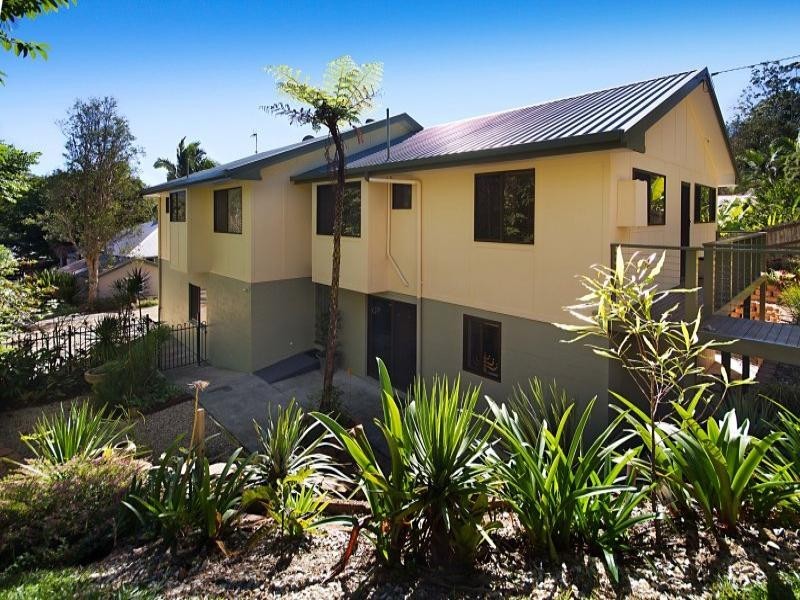 8 Blacksmiths  Lane, Uki NSW 2484