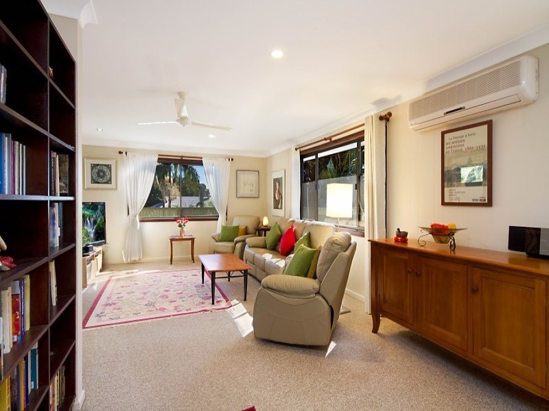 8 Blacksmiths  Lane, Uki NSW 2484