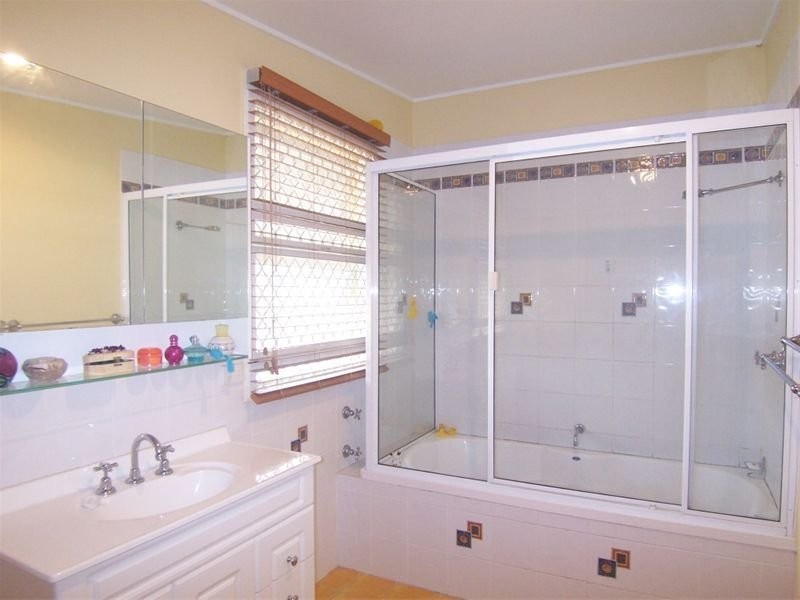 8 William Street, Bundamba QLD 4304