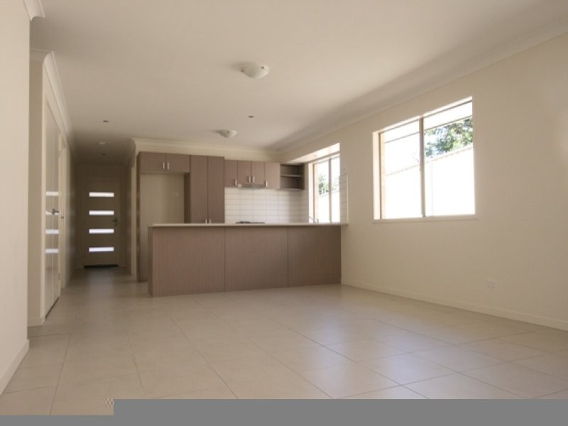 2/8A Wyman Street, Brassall QLD 4305