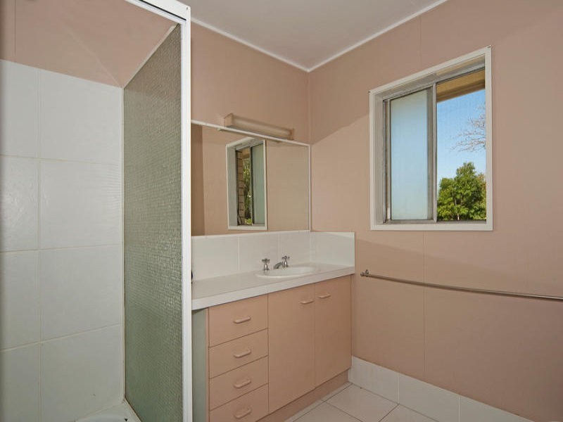 33 Robertson Road, Eastern Heights QLD 4305