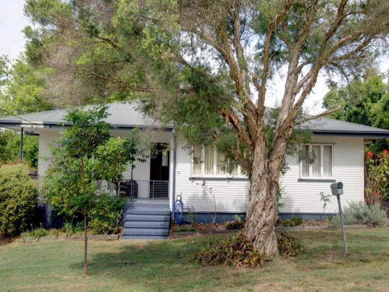 11 Dell Street, Eastern Heights QLD 4305